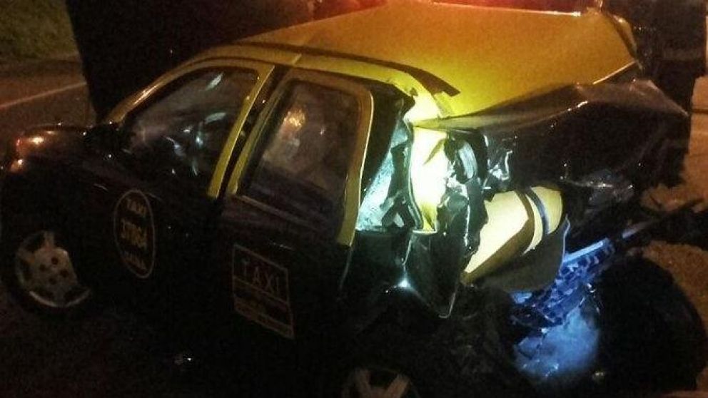 Así quedó el taxi luego del choque.