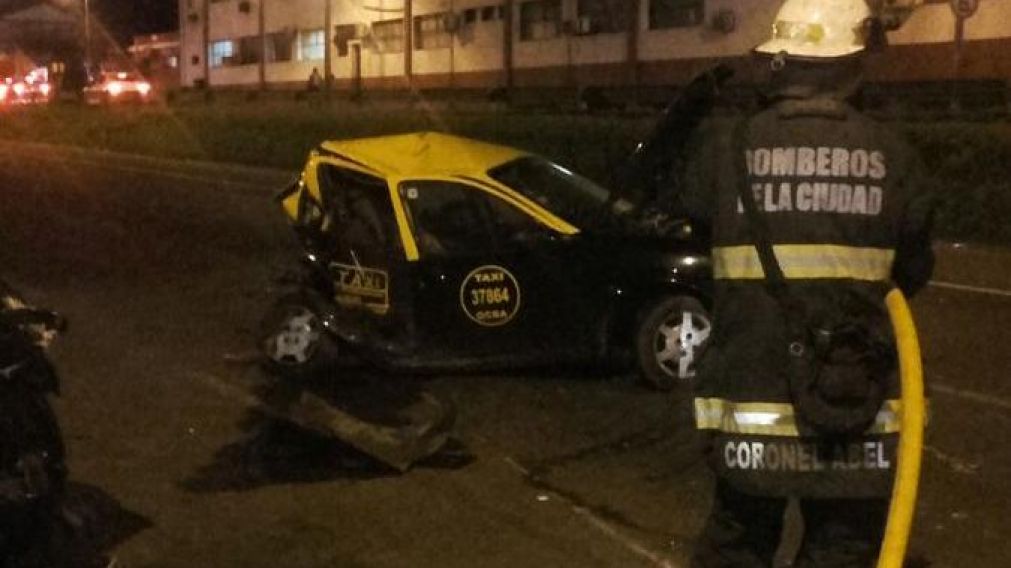 Así quedó el taxi en el que viajaban las dos víctima fatales (gentileza @EmergenciasBA).