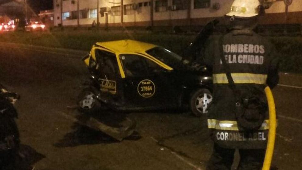 Así quedó el taxi en el que viajaban las dos víctima fatales (gentileza @EmergenciasBA).