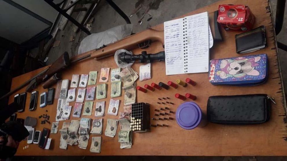Armas, drogas y dinero secuestrados a la banda de Persi.