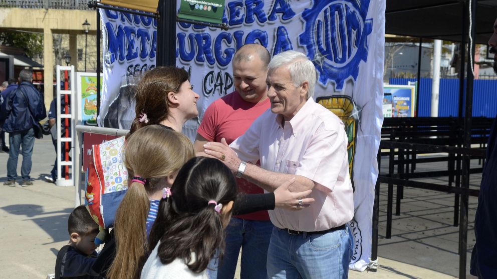 Caló saluda a las familias que llegaron al Parque de la Costa. (Crónica/Pérez Re)