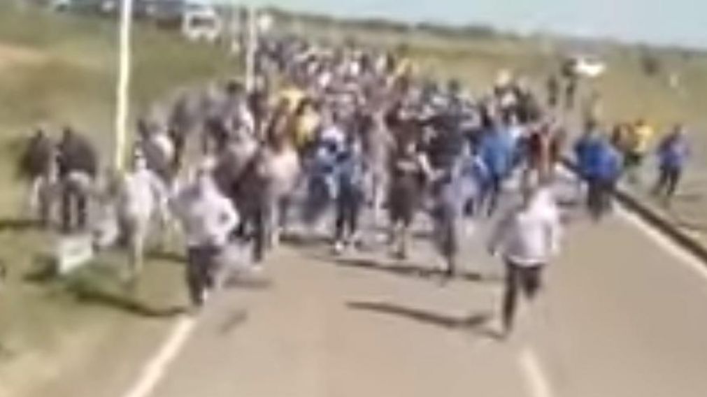 Violenta avanzada de hinchas de Boca ataca micro de San Martín de Tucumán