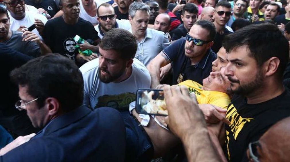 El candidato presidencial, Jair Bolsonaro siendo auxiliado tras el ataque.