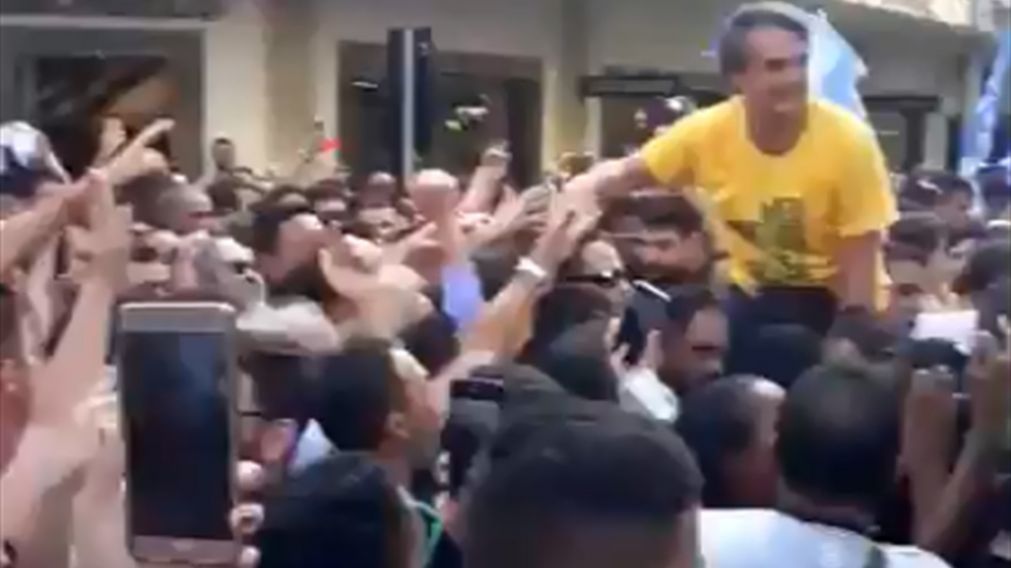 Bolsonaro, saludando segundos antes del ataque. (Captura de video)