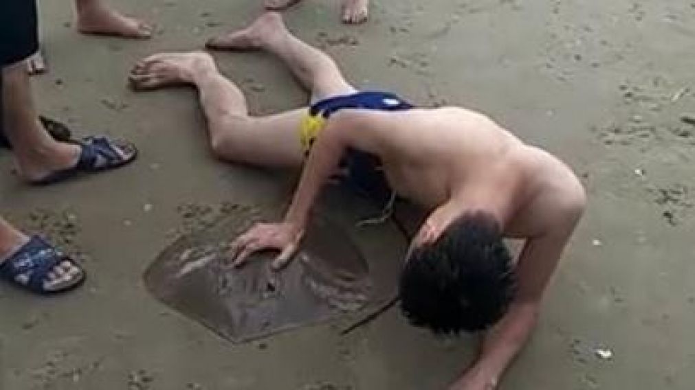 Así se pudo ver al joven con la raya. (Captura de video)