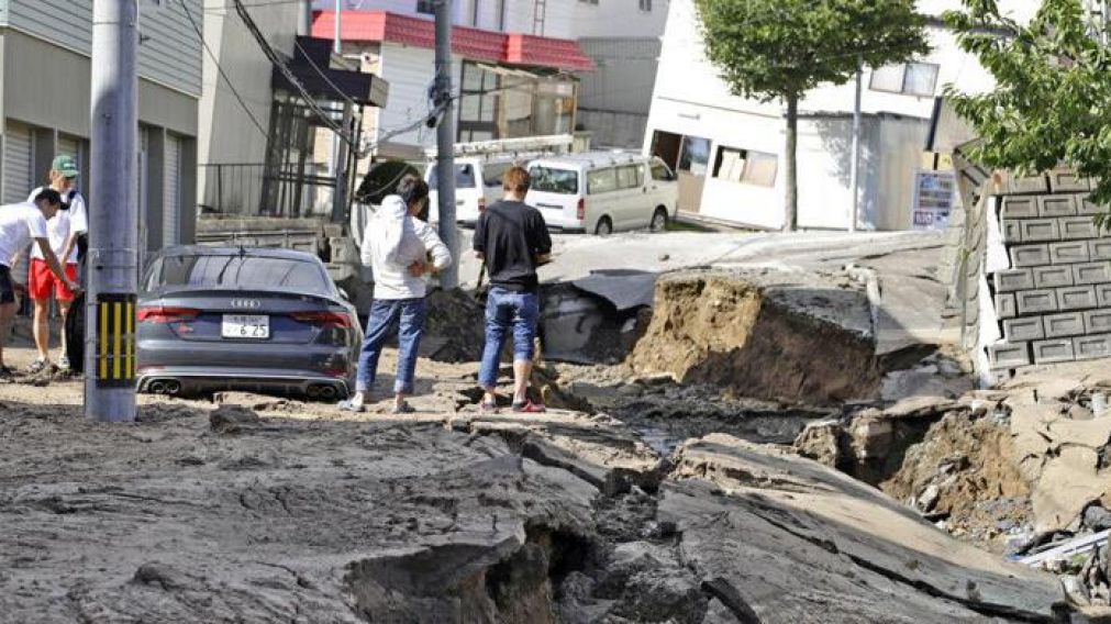 Los autos terminaron bajo tierra luego del sismo. (AFP).
