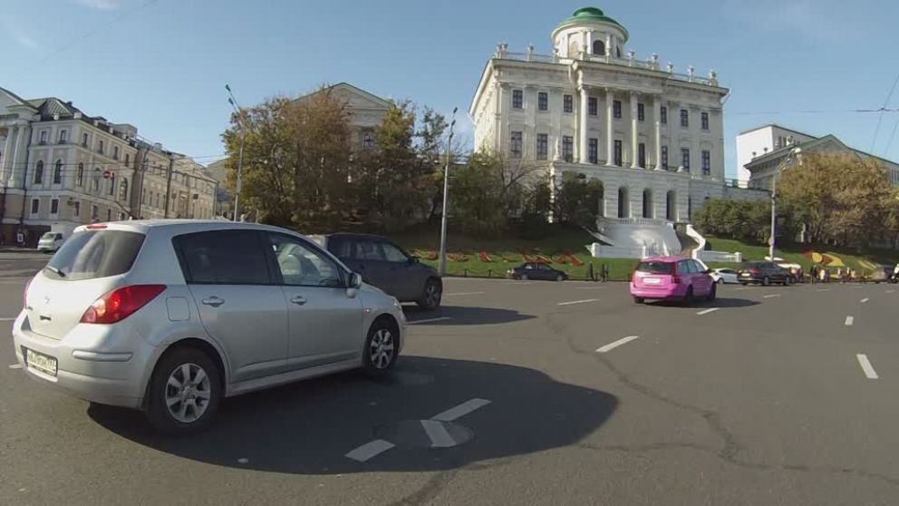 Un hombre se puso agresivo en el medio de una carretera y un conductor lo sacó del camino.