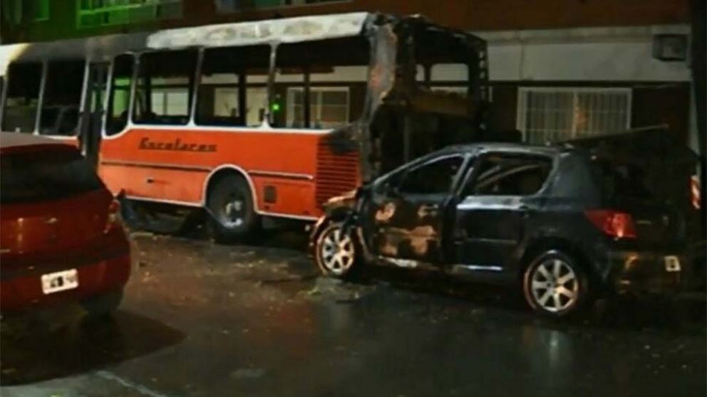 Choc� su auto contra micro, gener� incendio y escap� corriendo