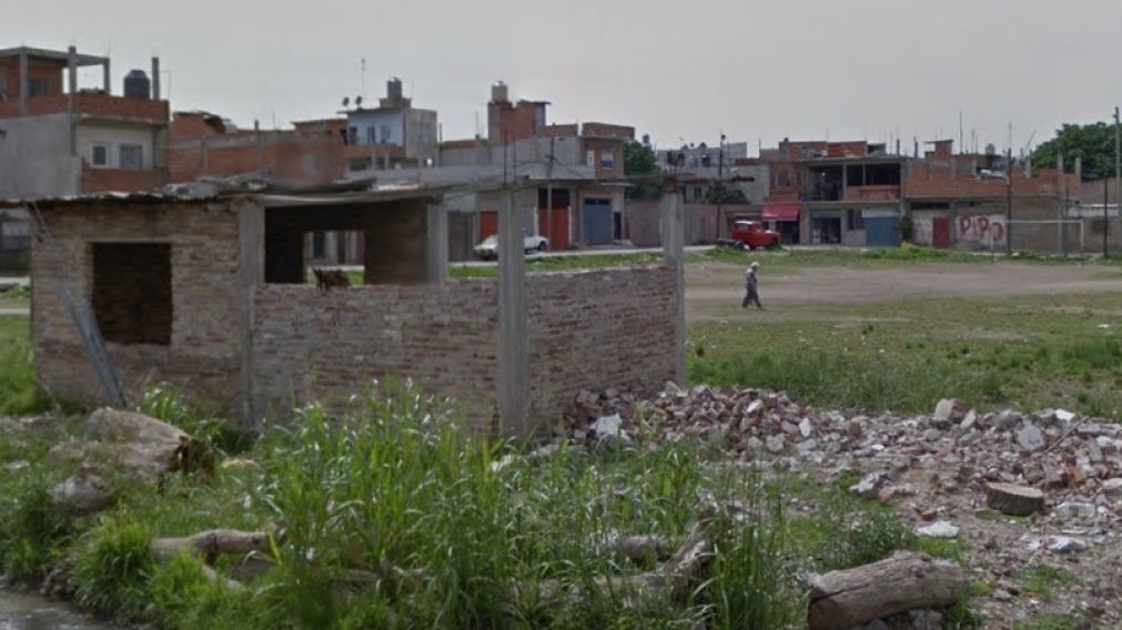 El cuerpo sin vida del individuo, de 20 a�os, fue localizado en este vecindario.