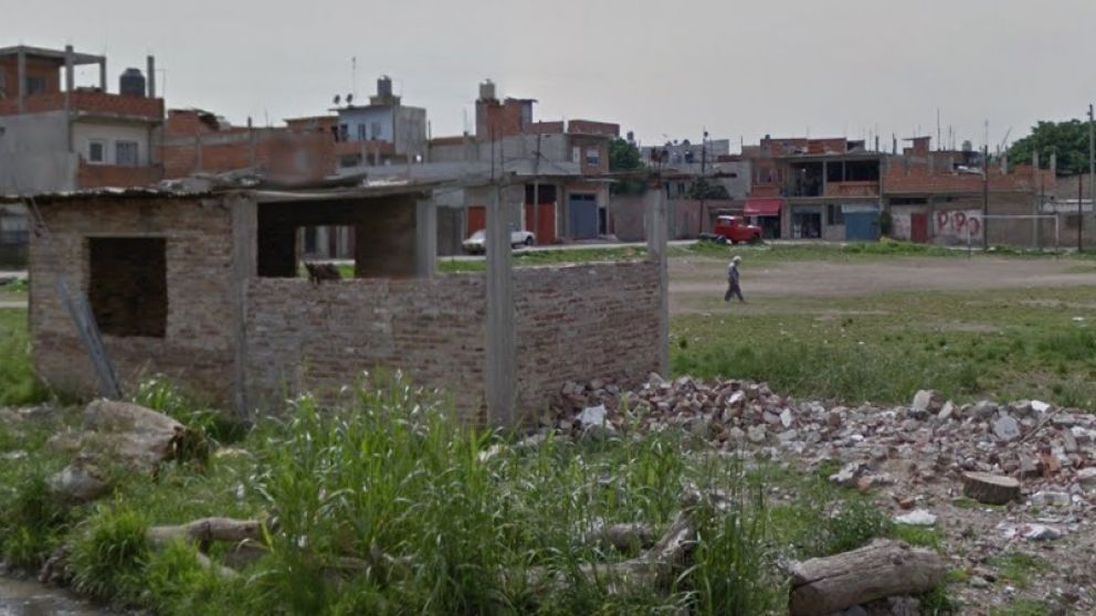 El cuerpo sin vida del individuo, de 20 años, fue localizado en este vecindario.