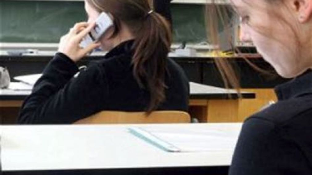 En Francia, los chicos no podrán usar su celular ni dentro ni fuera del aula.