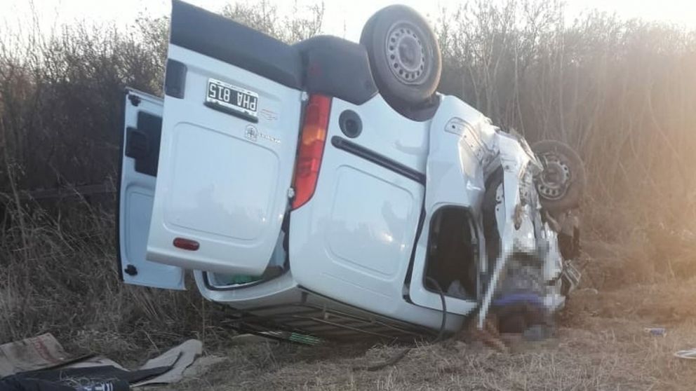 Vuelco. El que sufrió el utilitario tras el fuerte choque. (Gentileza eltribuno.com)