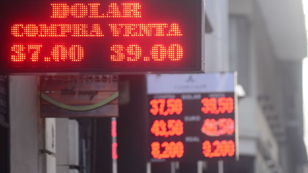 En alza y cerca de los 40, así opera la divisa en el comienzo de jornada (Claudio Espeche/Crónica).