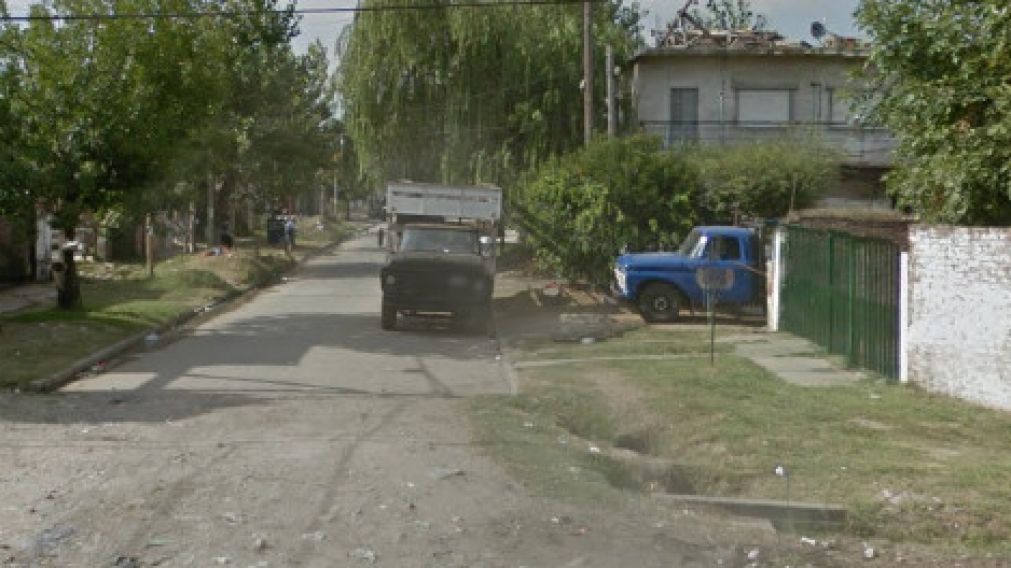 La joven apareció sobre un colchón, en el comedor de una vivienda de este humilde vecindario.