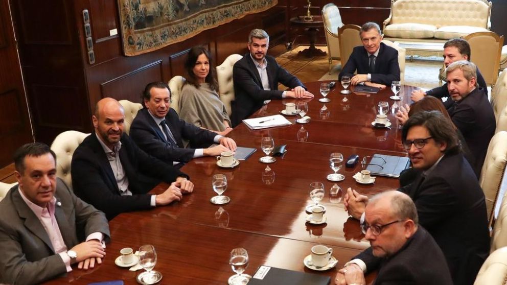 El presidente, junto a ministros y secretarios.