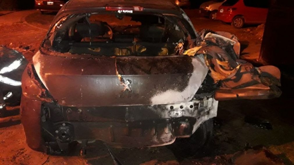 Así quedó el Peugeot del agente víctima del asalto (Periódico El Progreso).