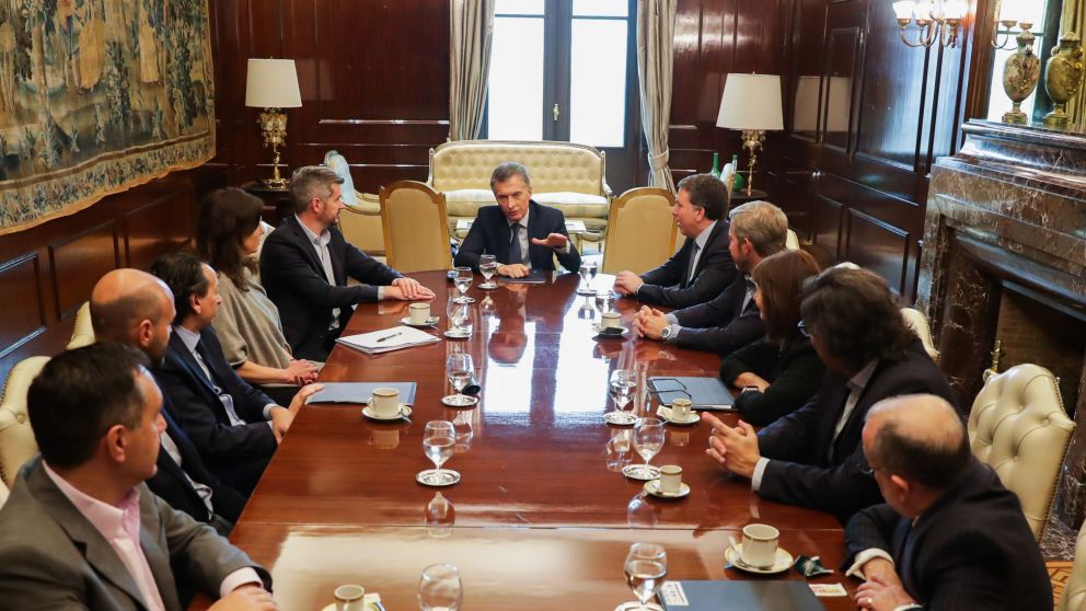 El presidente reunido con los Ministros y Secretarios.