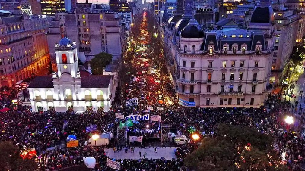 Una multitud se movilizó en defensa de la educación.