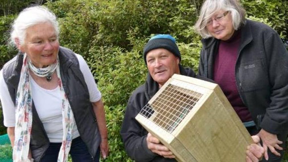 John Collins, presidente de la citada organización ambientalista junto a dos mujeres en Nueva Zelanda.