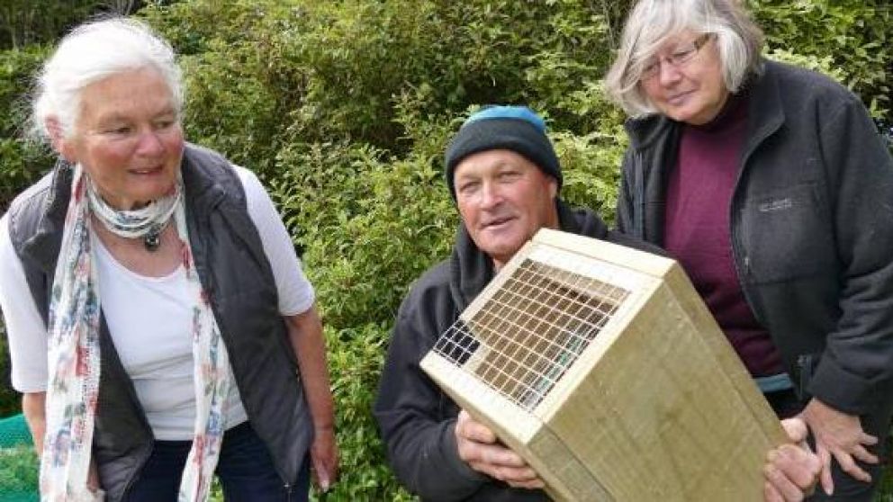 John Collins, presidente de la citada organización ambientalista junto a dos mujeres en Nueva Zelanda.