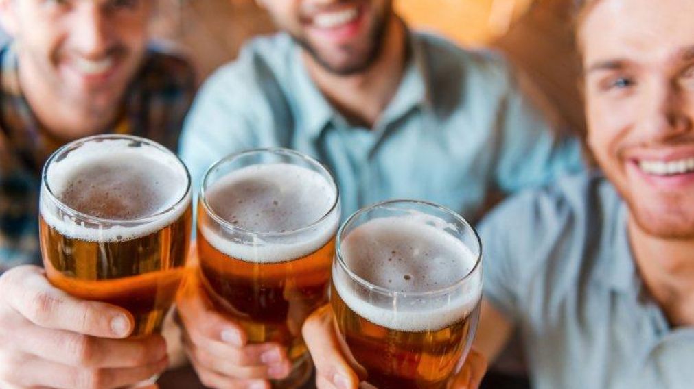 Compañeros de trabajo tomando una cerveza luego de su horario laboral. (Imagen ilustrativa)