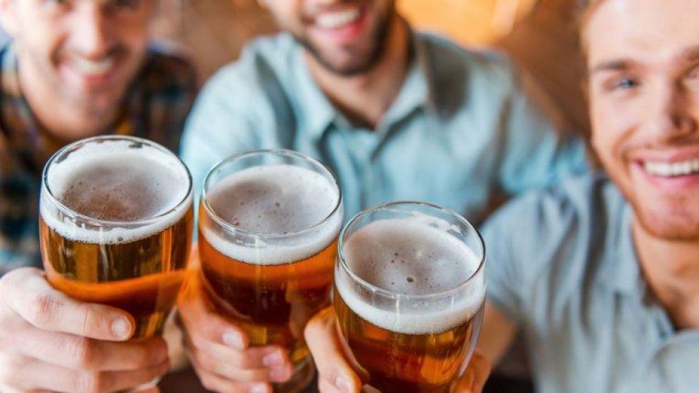 Compañeros de trabajo tomando una cerveza luego de su horario laboral. (Imagen ilustrativa)