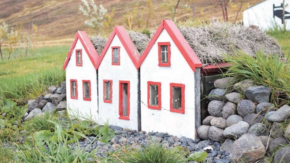 Las pequeñas casitas son hechas por los islandeses para que allí vivan los elfos.