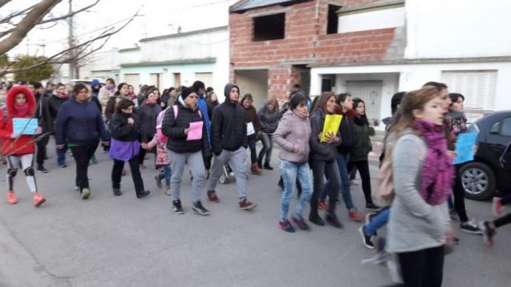 Amiga evangelista abus� de su hijita mientras la ba�aba�