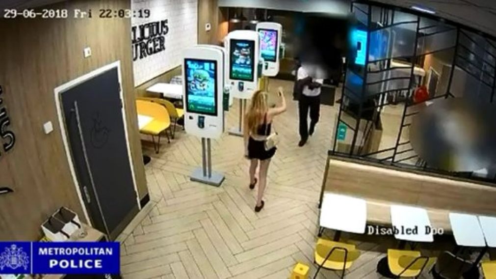La chica se habría molestado porque no la dejaban ingresar al local.