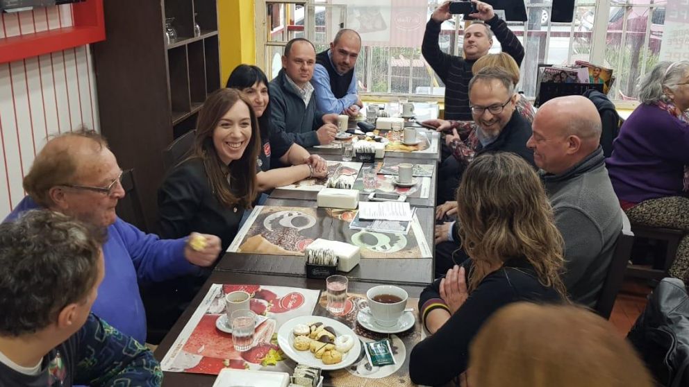 Vidal y Valenzuela desayunando con vecinos en Ciudadela.