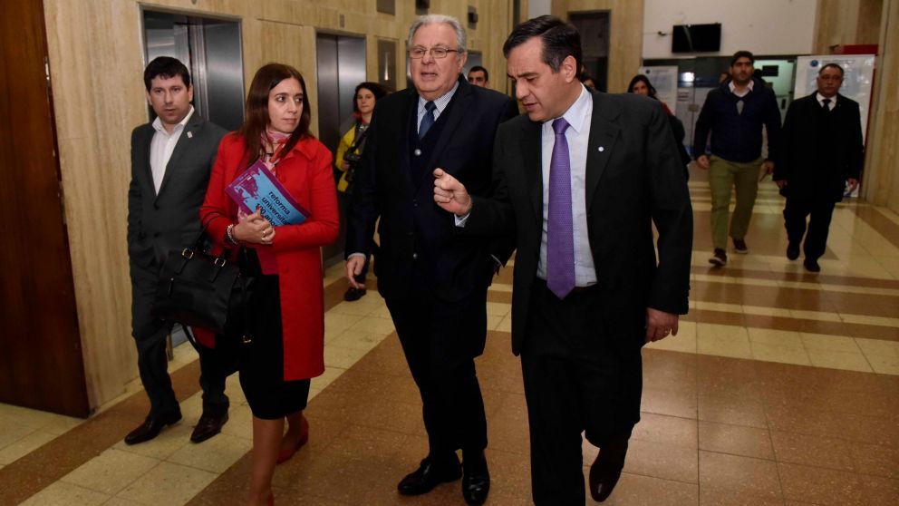 El ministro de Educación, Alejandro Finocchiaro y el rector de la UBA, Alberto Barbieri.