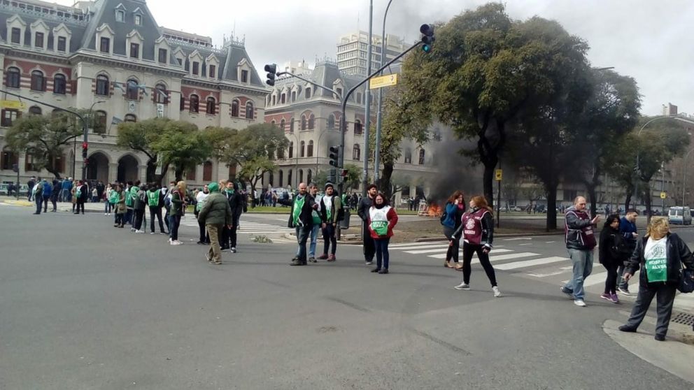 Reclaman por sus puestos de trabajo. (Twitter)