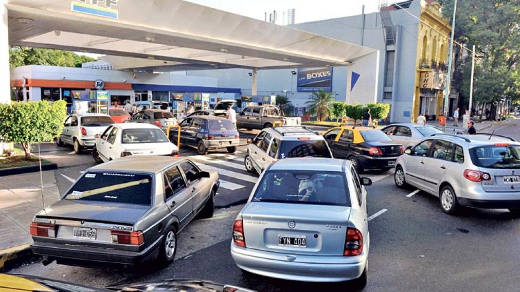Automovilistas llevan bidones para anticiparse al aumento. 