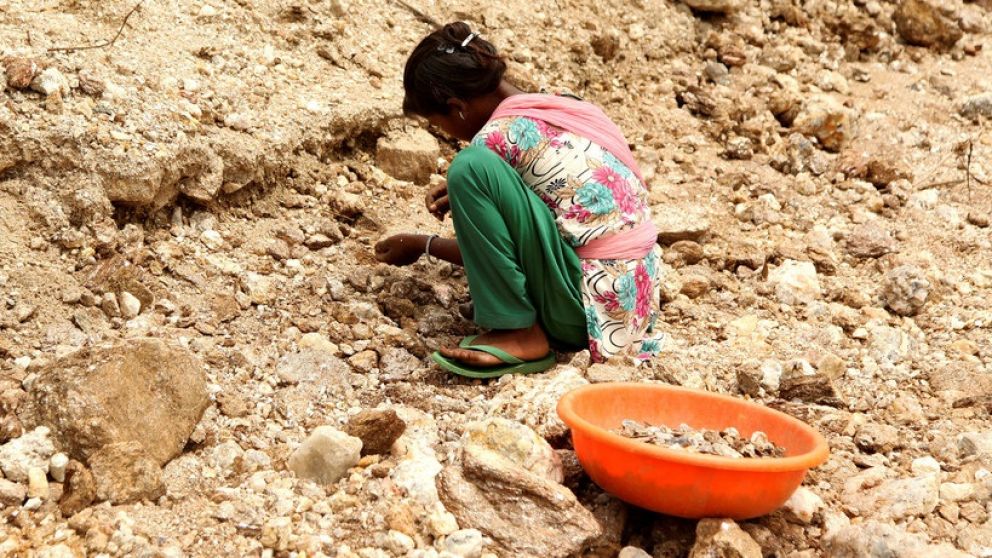 La chica india fue despreciada por tener 13 años.