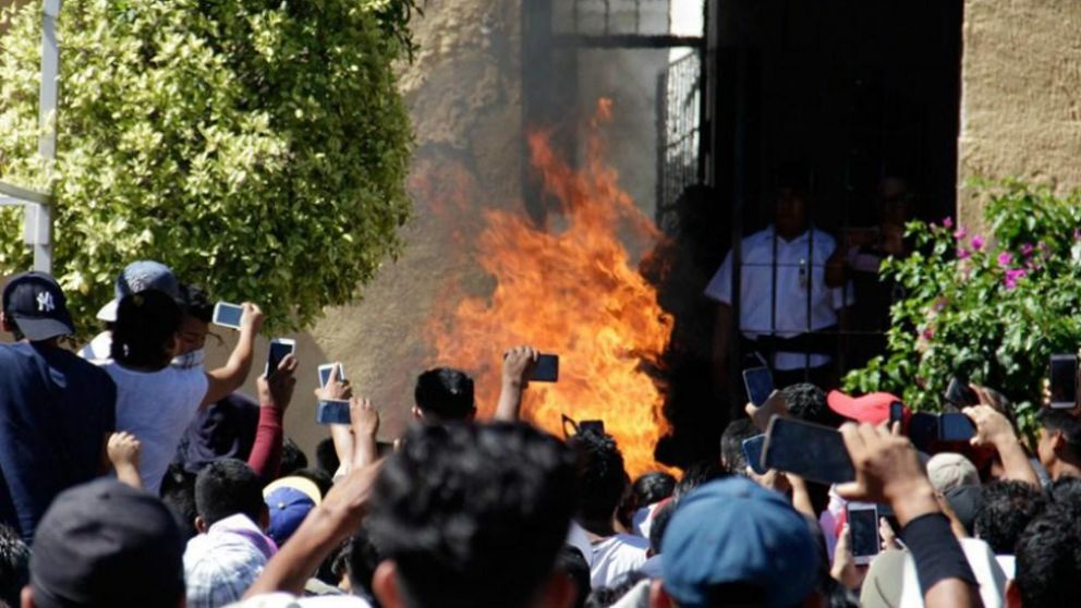 Los cuerpos en medio de la turba que hizo justicia por mano propia.