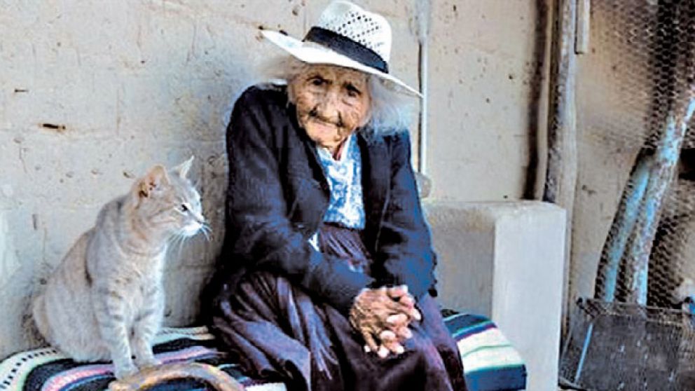 Flores Colque y su gato, una de sus mejores compañías.