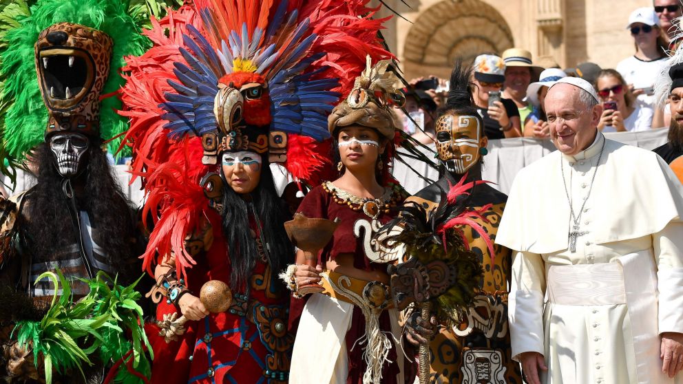 Francisco junto a un grupo de mexicanos que lo visitó.