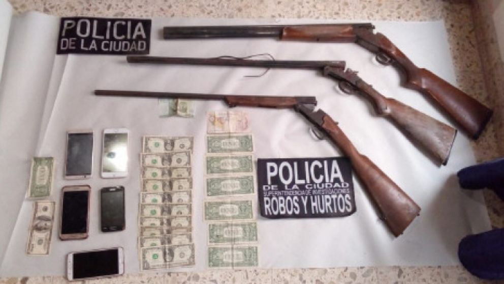 Parte de lo incautado a la banda de secuestradores virtuales.