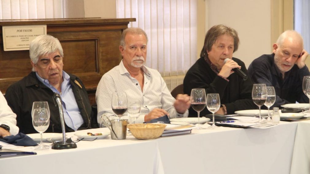 Hugo Moyano, Omar Plaini y Hector Amichetti, en la sede de pilotos.
