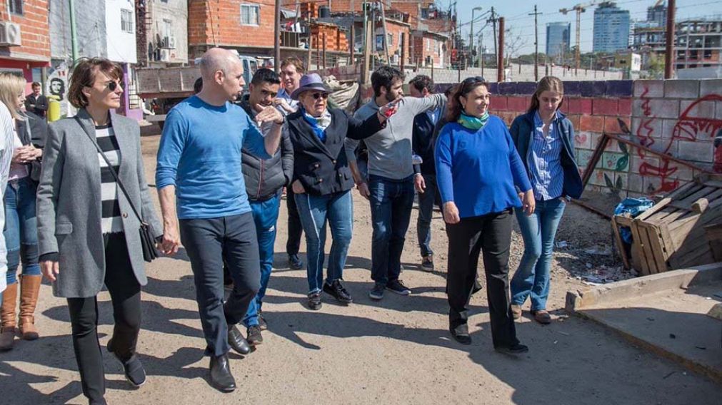 Larreta junto a vecinos del Barrio Rodrigo Bueno. (@elisacarrio)