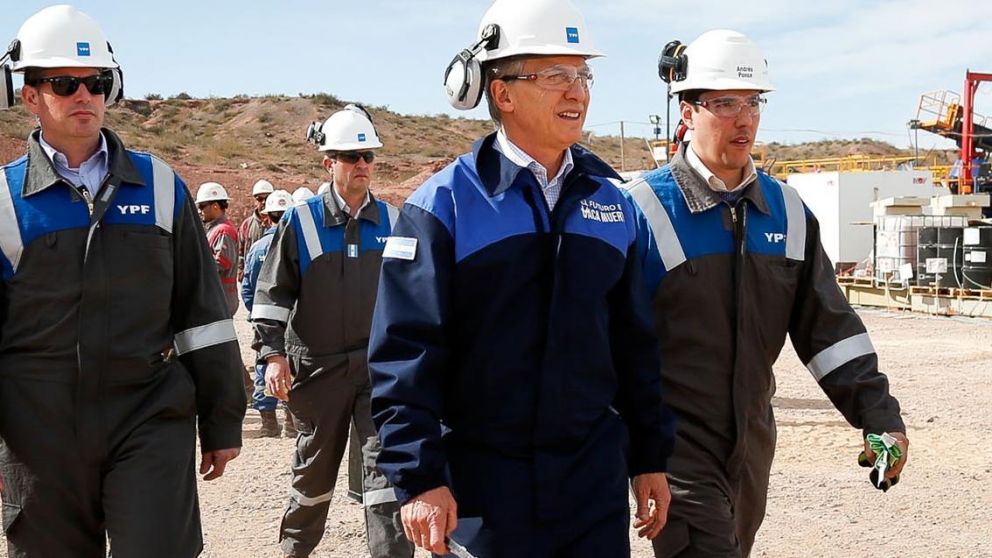 Macri recorriendo Vaca Muerta. (Prensa Presidencia)