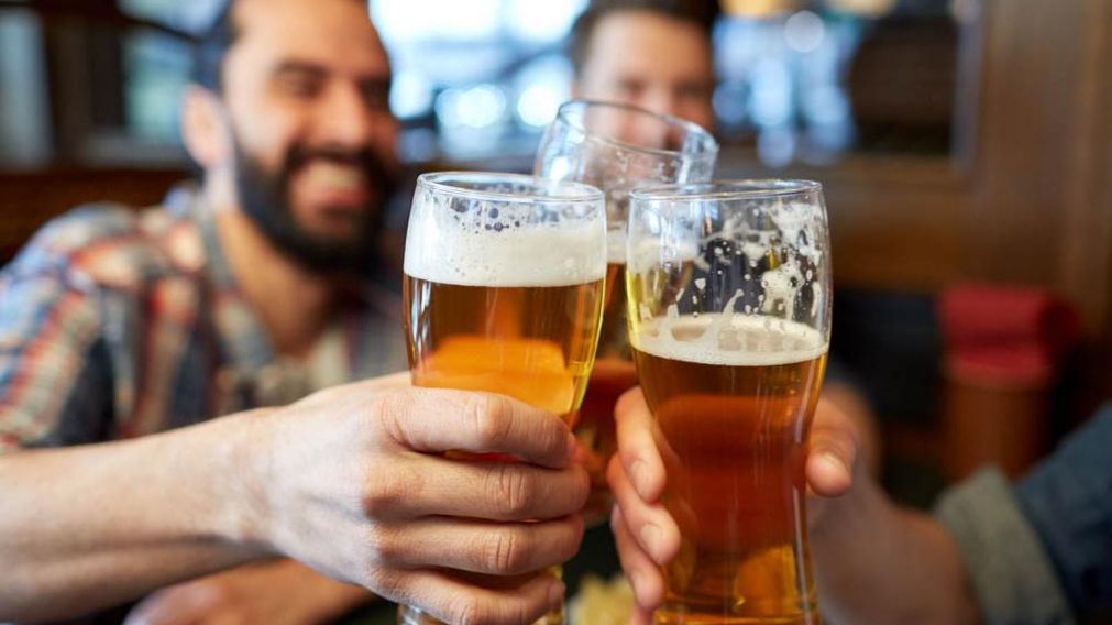 El alcohol y los amigos pueden no ser una buena combinación.