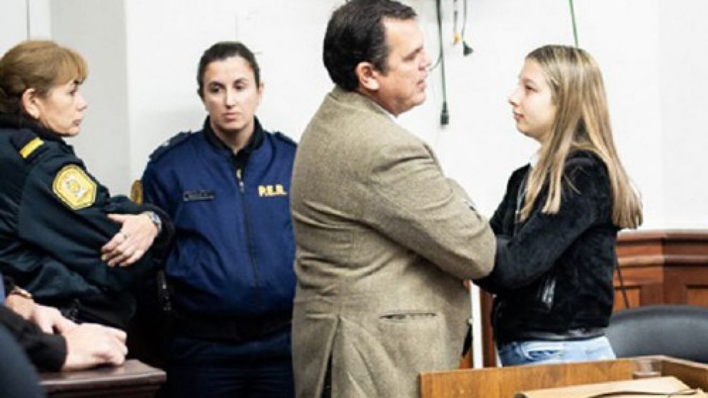 La joven condenada por homicidio junto a uno de sus letrados, durante el juicio (archivo).