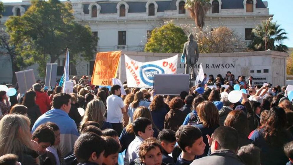 Así se realizó una concentración en las afueras del Hospitál Rawson.