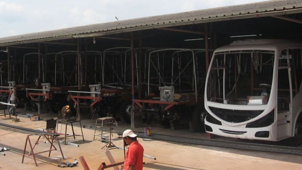 En Rosario fabrican las carrocerías de dos pisos.
