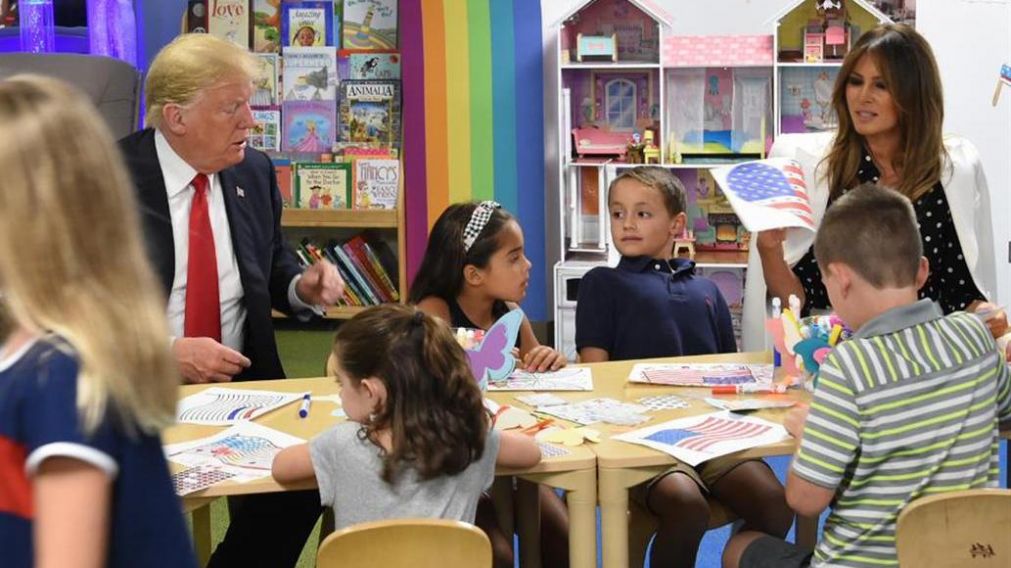 Trump y Melania, pintando banderas con chicos del hospital de Ohio.