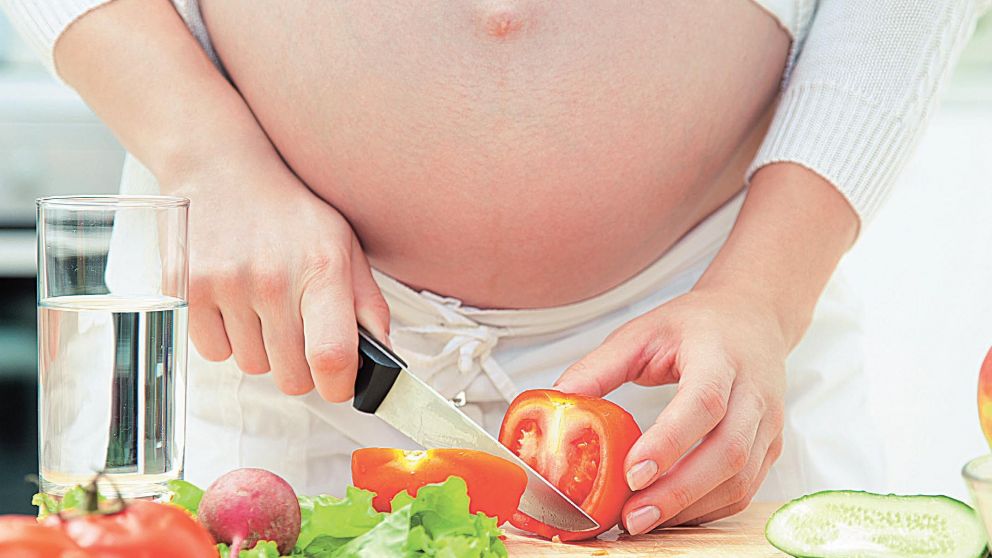 Las tentaciones son muchas en la etapa de gestación, pero la mamá debe ser consciente de que no solamente debe cuidarse por ella, también debe hacerlo pensando en ese hijo que pronto llegará-