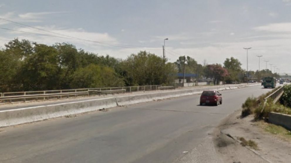 La víctima se lanzó del rodado a pocos metros del famoso puente, en el sur del conurbano.