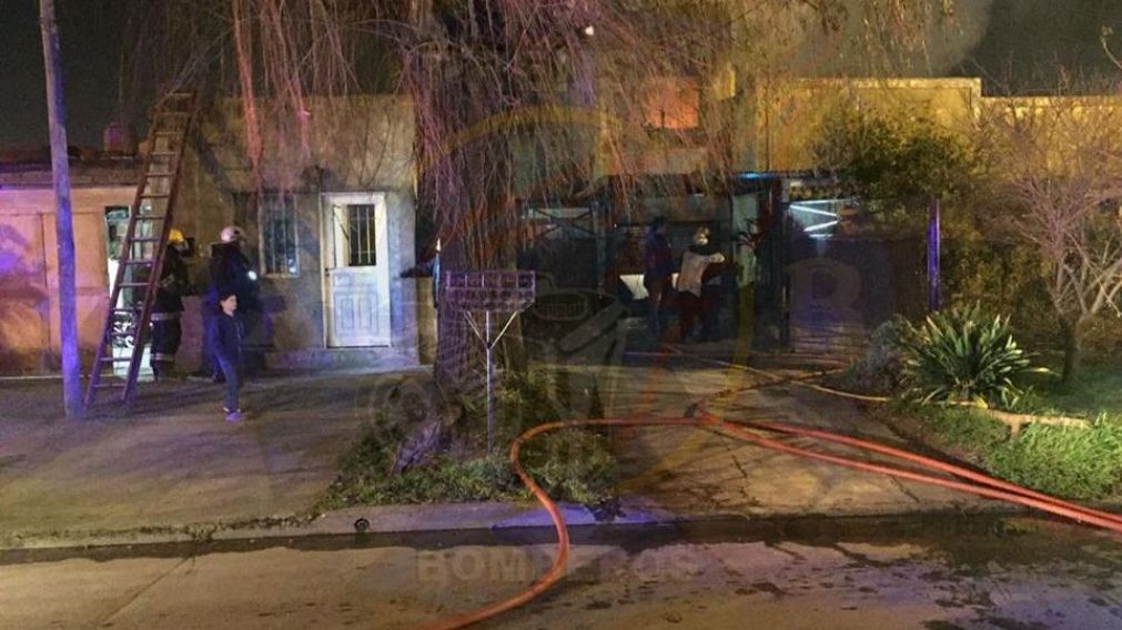 Los rescatistas trabajando en el lugar de la tragedia (Bomberos Voluntarios Adrogué).