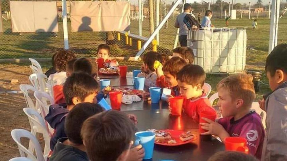 Los chicos juegan al f�tbol y toman la merienda en la cantina.
